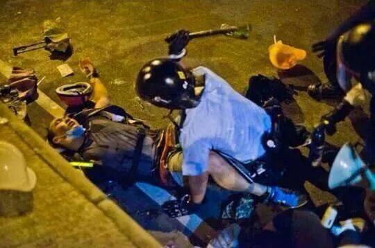 EpcCreative's tweet image. 市民が既に気失ったとしても殴り続ける、この警察も人間じゃない！