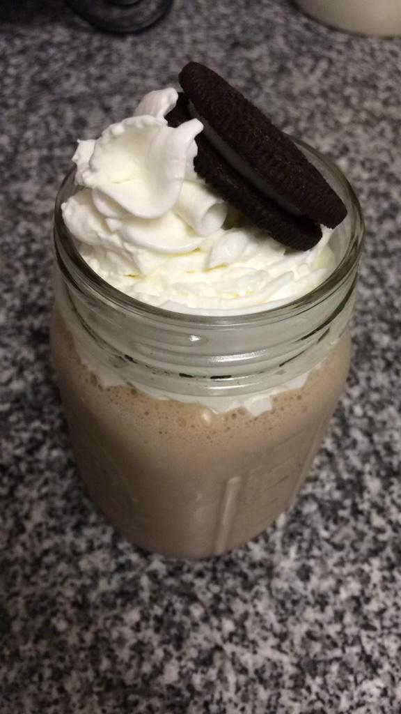 Potographers's tweet image. Chocolate shake to cure the #munchies