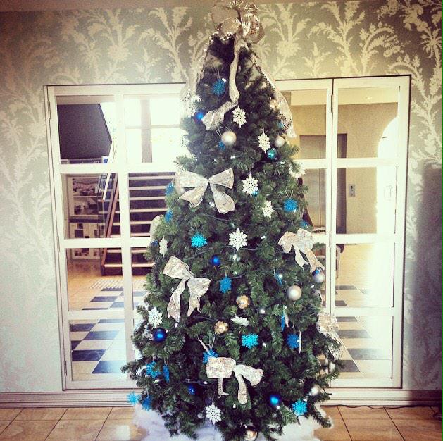 Our tree is up! 'Tis the season to be jolly 😄🎄🎅 #thegreekclub #thebestgreekintown