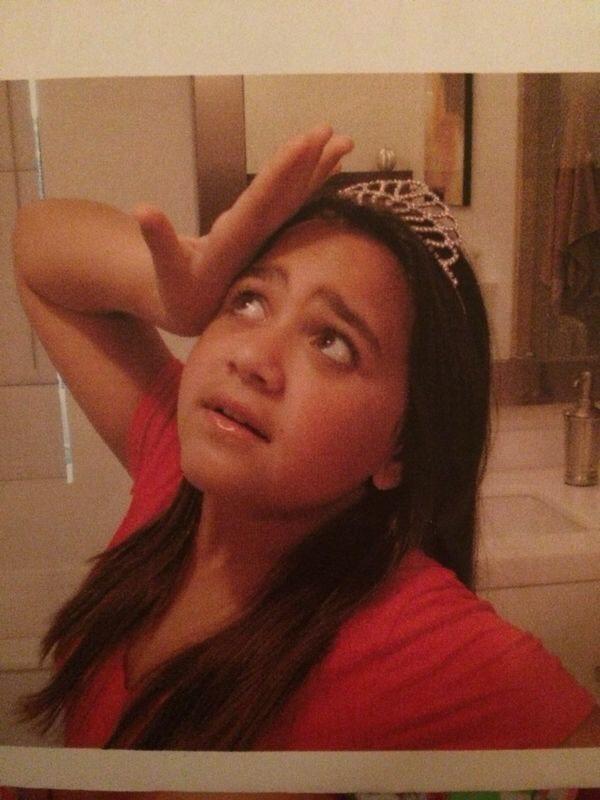 lyz_secretsanta's tweet photo. All hail the Queen of the bitches😘 http://t.co/AAFovSABnO
