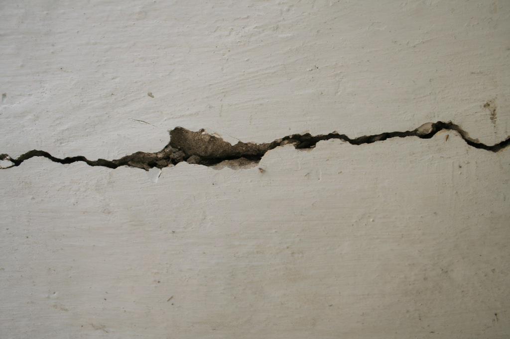 Песня трещины. Wall crack. Cracked Wall. Трещины x,. Cracks on the Wall.
