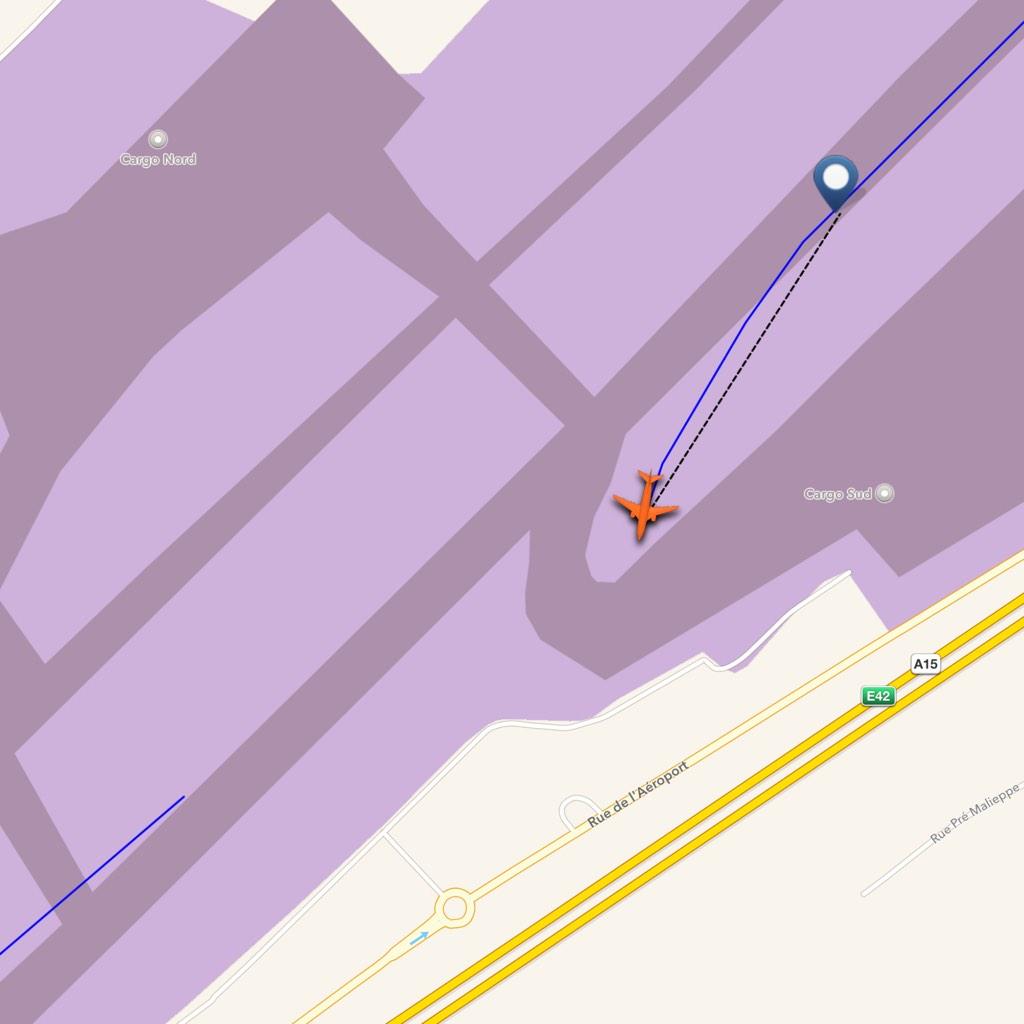 dpr_00's tweet photo. Vuelo #TAY71M de #BluebirdCargo #Luxemburgo en tierra pero fuera de pista http://t.co/oZ9rbSont2