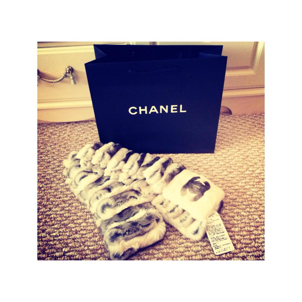 x_s2_xxx's tweet photo. and @CHANEL 
thank u for a amazing gift 🙏 
#CHANEL #FurStole http://t.co/MY71PNT22p