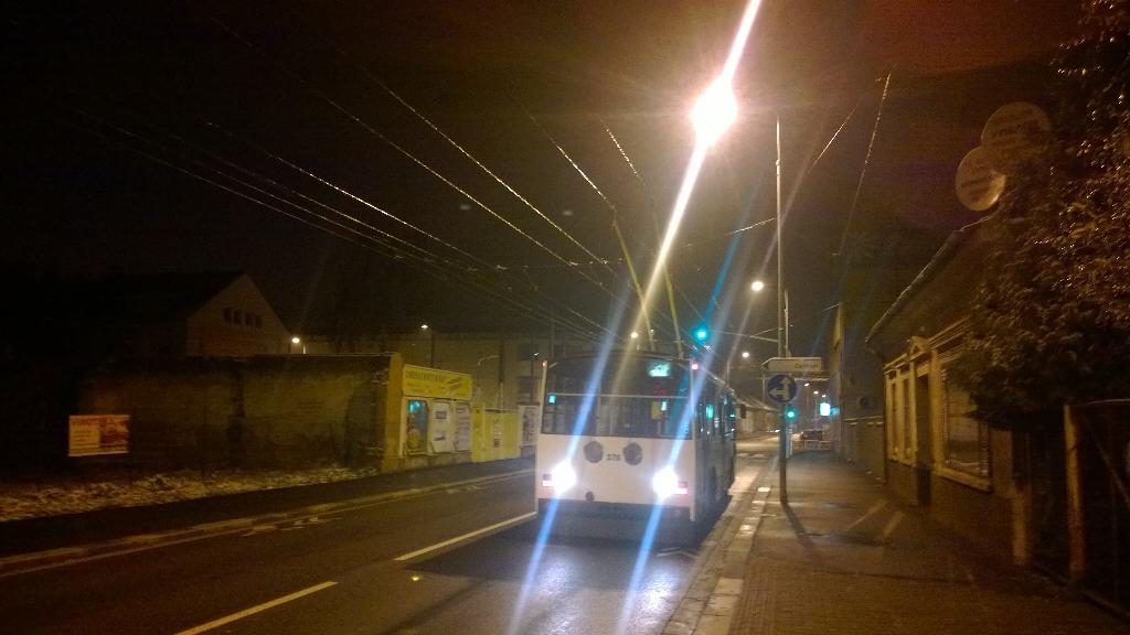 Silentblok's tweet photo. Noční bourání ledu po pardubické trolejové síti. #Pardubice #14tr http://t.co/g4JT812RzN