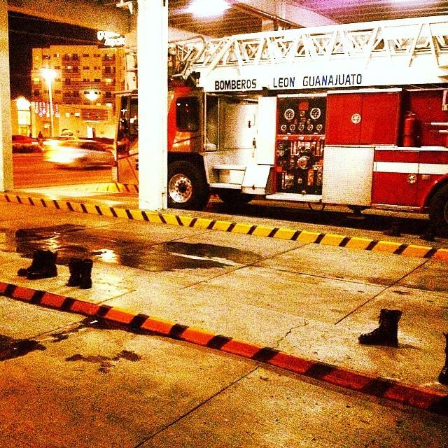 AFireStation's tweet image. Found this cool photo, not mine Ya nos dejaron solos #bomberos #ladder20 #escala #firehouse #firefighters #firetruck