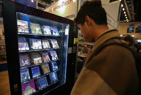 Milenio's tweet photo. #FIL2014: Literatura al alcance de todos con máquina expendedora de libros http://t.co/haIzmOADJq #FiliasMILENIO http://t.co/7U8QsmtS7S