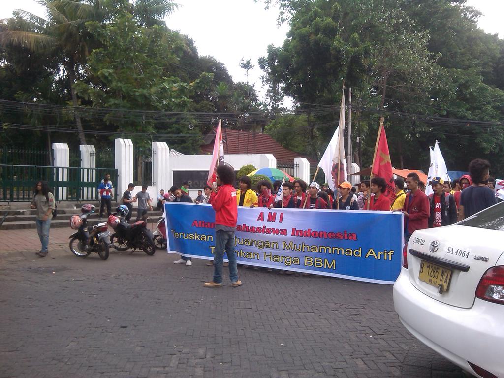 AMI_Mahasiswa's tweet photo. Kami berada di depan Tugu Proklamasi dan masih melawan! http://t.co/d9SO0um3gC