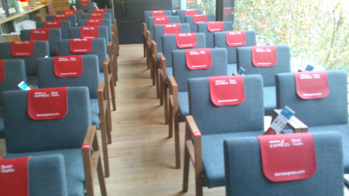 flynewsmagazine's tweet photo. @iberiaexpress  e @immfly han organizado su presentación como si la sala fuese un avión. http://t.co/IhXgkEysNu