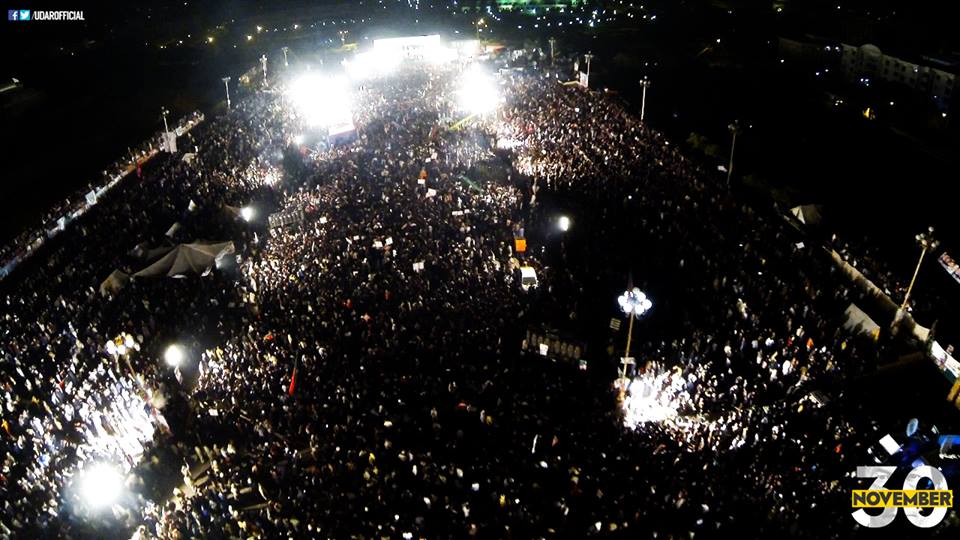 Wasim_wazir's tweet photo. Its been the 4th day.Twitter R you drunk?
#BattleOfNayaPakistan
#LahoreLockDown
#BarhoKManzilQareebHai
#AzadiShowDown http://t.co/aTvQmZZ1SE