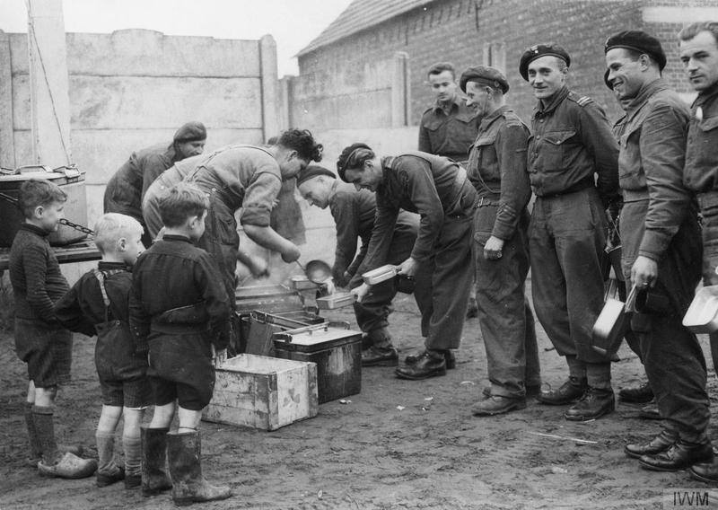Sinterklaasfeest 1944: in Tilburg delen Poolse soldaten hun rantsoenen met kinderen die braaf op hun beurt wachten