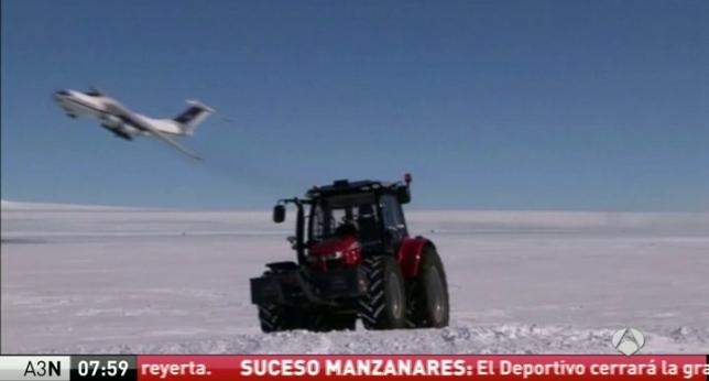 A3Noticias's tweet photo. Un holandesa trata de llegar desde su casa hasta el Polo Sur en tractor [VÍDEO] http://t.co/hckz7j73SF http://t.co/GKU3CpjdVC