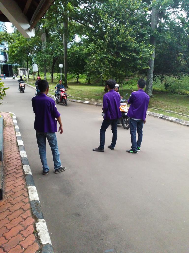 Anak-anak yang belum nyoblos di cek.in nih sama panitia biar ngegunain hak suaranya