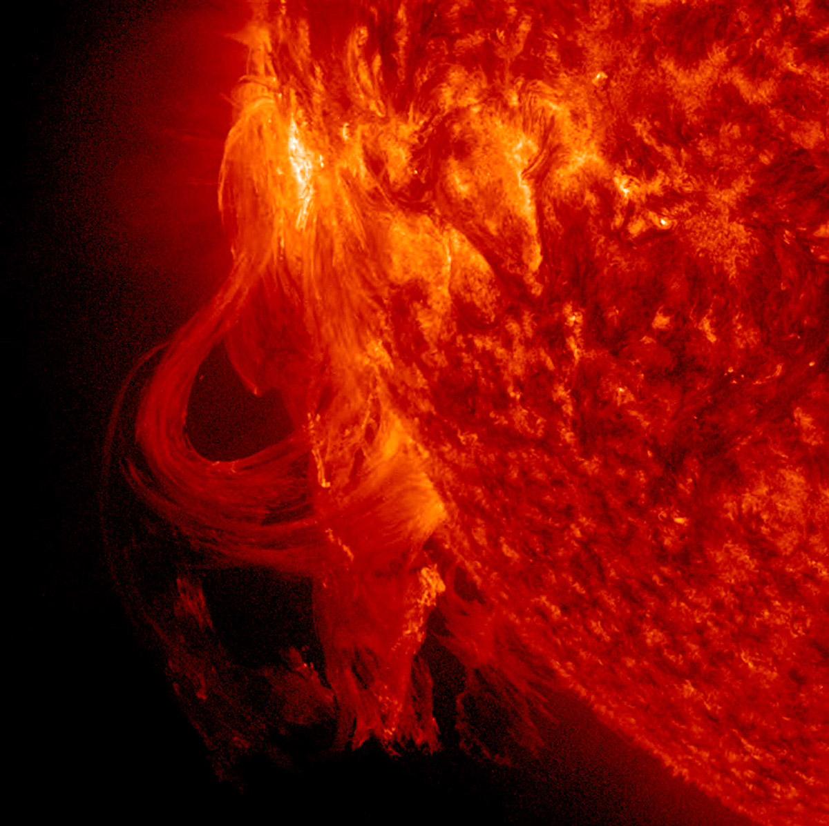 wiredspacephoto's tweet photo. Solar plasma swirl. http://t.co/ldFq8W6mwO http://t.co/l9Sj8pc5gm