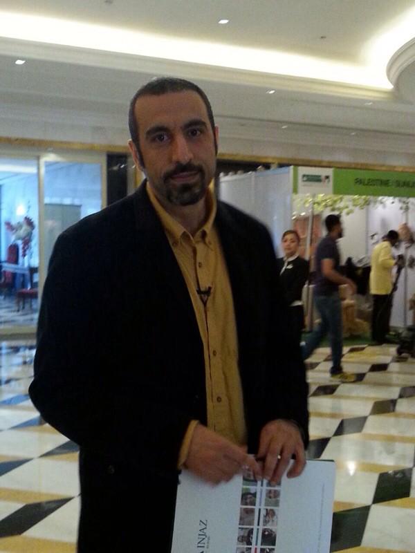 INJAZAlArab's tweet photo. @ahmedalshuqairy is talking to the students and supporting them! #beliveinINJAZ #YECinjaz #kuwait2014 http://t.co/A08W37KEed