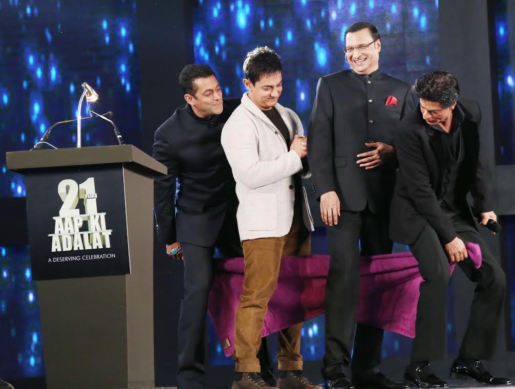 htcity's tweet photo. All the three Khans in one frame, Priceless!
@BeingSalmanKhan @iamsrk @aamir_khan do the popular towel dance on stage http://t.co/9nQ6djen2n