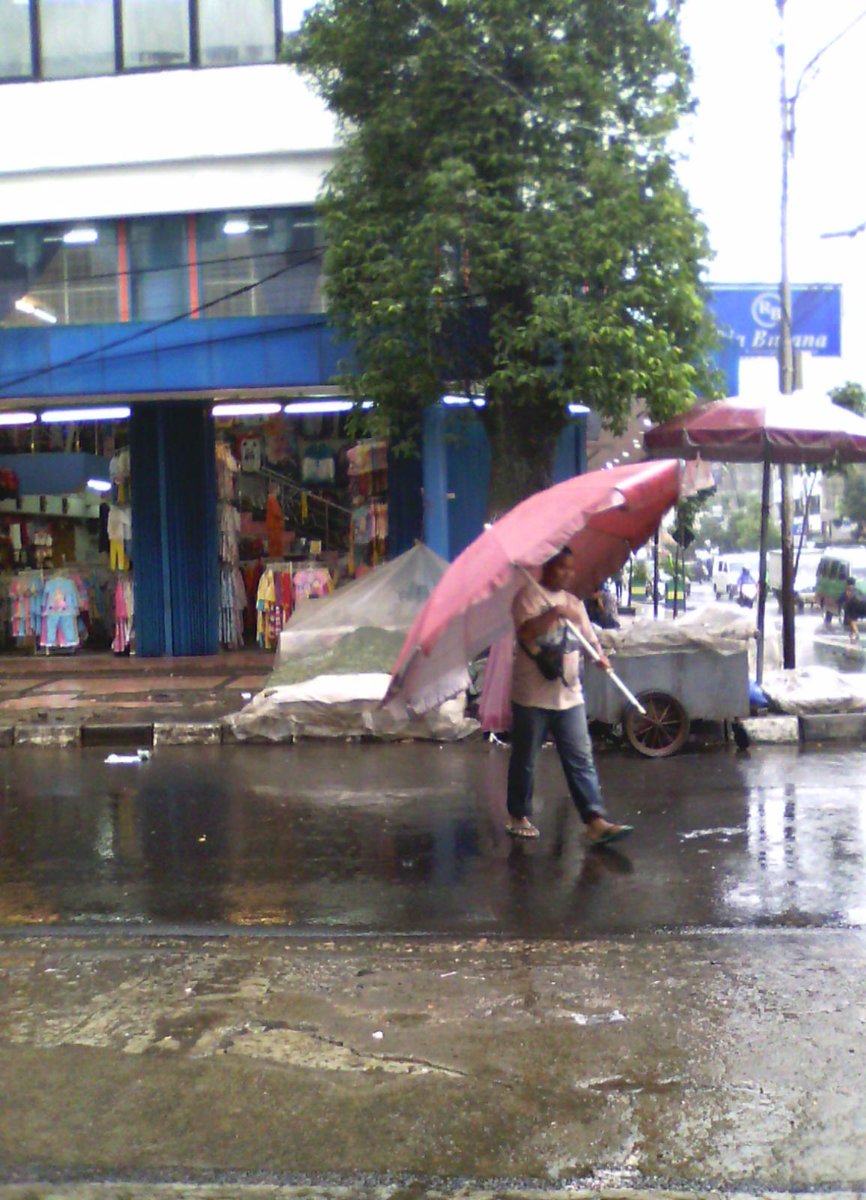 Ini adalah payung tipe orang peduli dengan sesama, monggo yang ga bawa payung mau nebeng.   :))