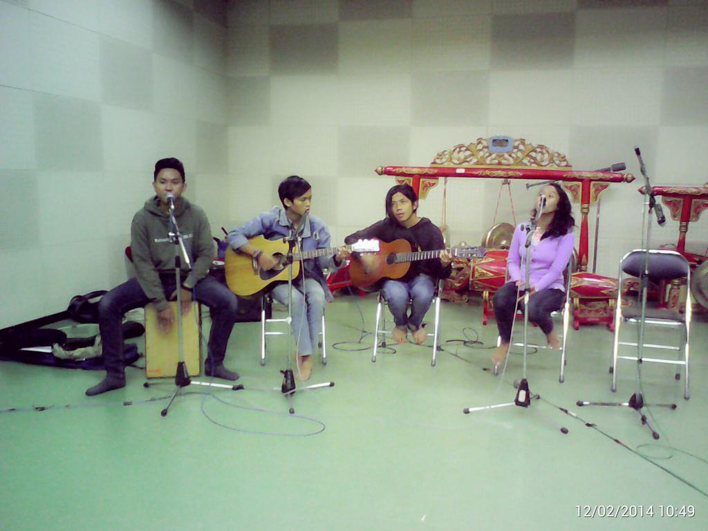 KTFM_Radio's tweet photo. Now the last live perform by Gigitaran with "Ibu - Iwan Fals" http://t.co/KaLR4NV0I7