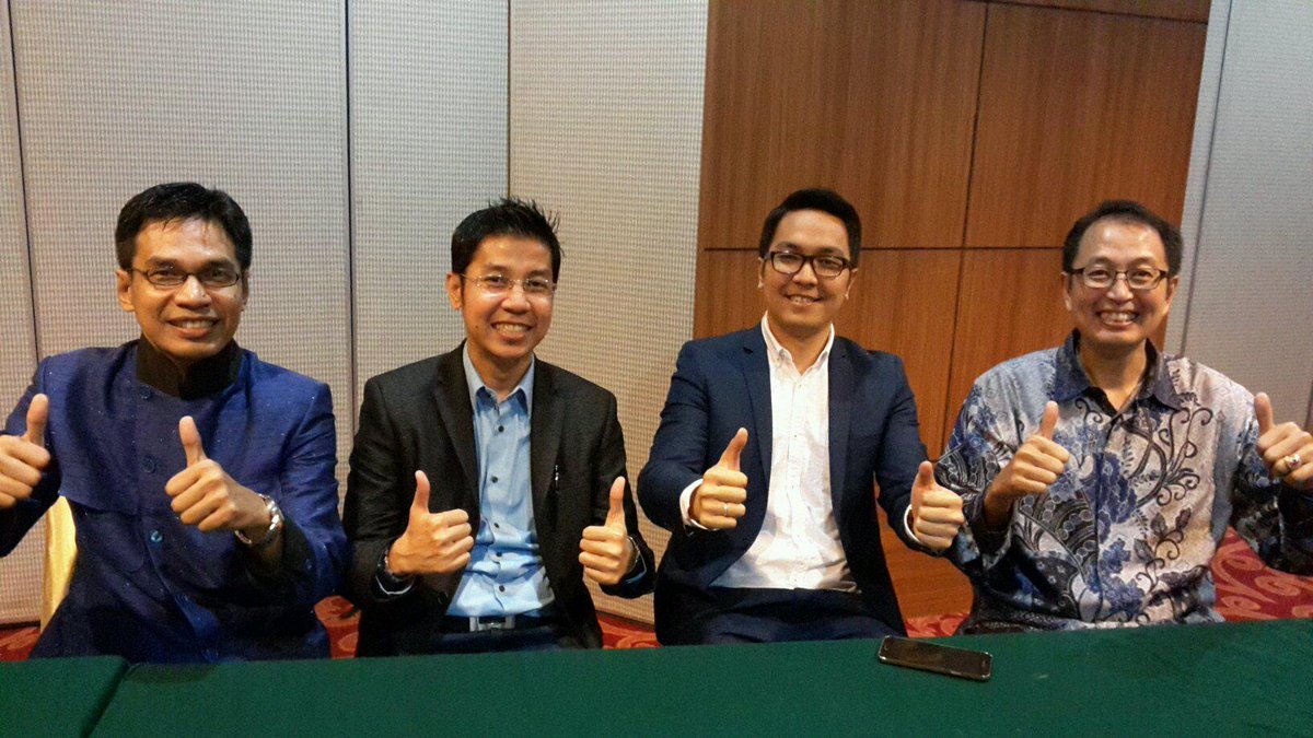 ipphoright's tweet photo. Alhamduliah FULL tadi " @iwel_mc: Backstage bersama para motivator seminar #SuccessRevolution @TungDW @BongChandra http://t.co/oR9AWx84LI