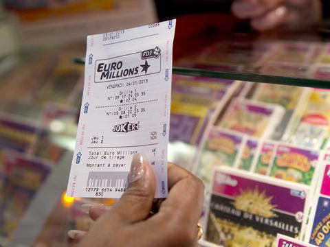 20Minutes's tweet photo. Euro Millions: Un Français décroche les 73 millions de la cagnotte http://t.co/x6SBIy9Kr9 http://t.co/NwnOUZFFR9