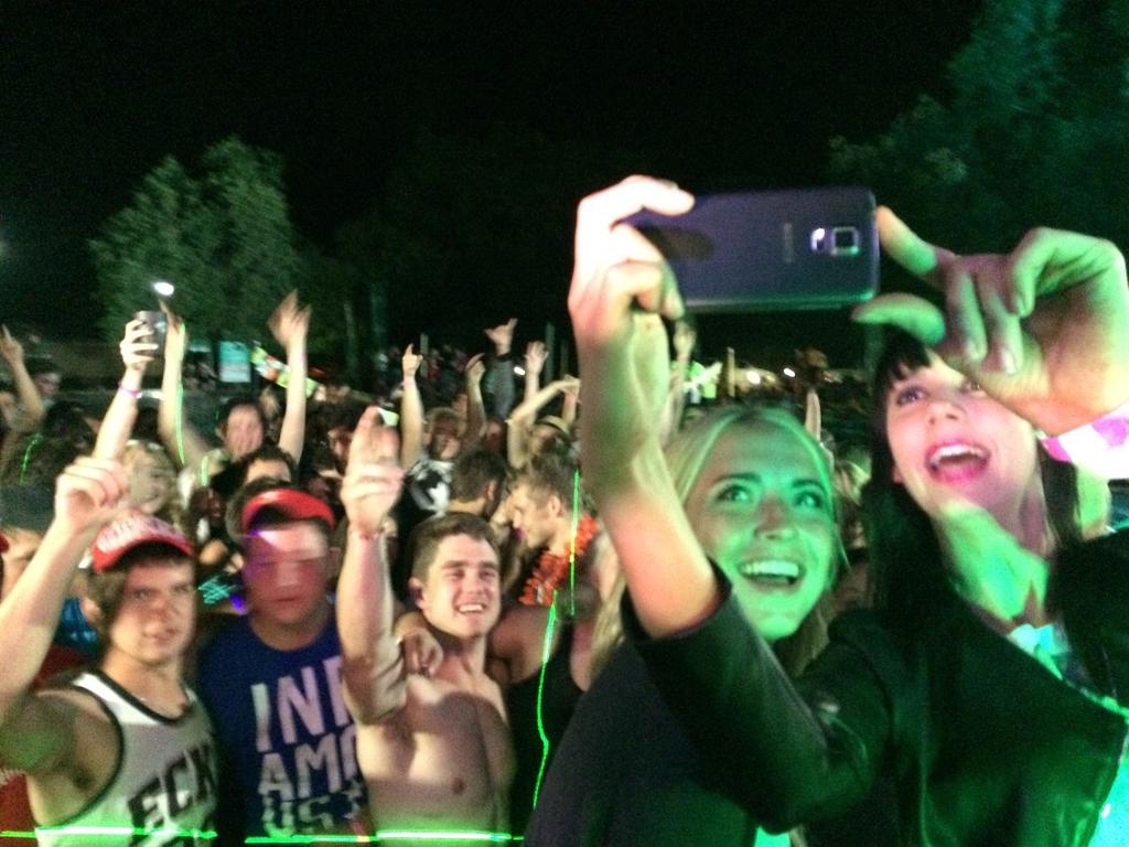 ekleweSA's tweet photo. Selfie Tyd gestraand by Klein Kariba se #studentejol - Die gees het geloop soos 'n goeie biki goue stroop! http://t.co/KWLmHlwPhX