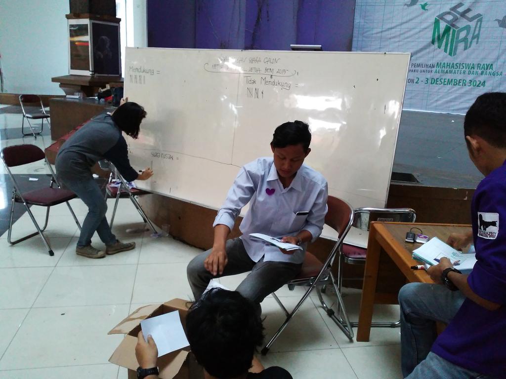 Ayo merapat ke hall kita lagi penghitungan suara calon ketua dan wakil <a href="/BEMPolimediaJKT/">BEM PoliMedia JKT</a> nih