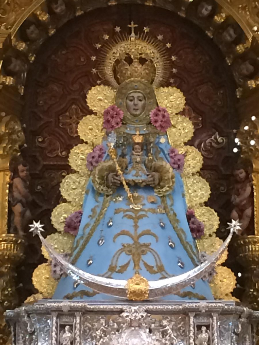 La Stma. Virgen del Rocío amanece con el traje celeste para la celebración de la Solemnidad de la Inmaculada.