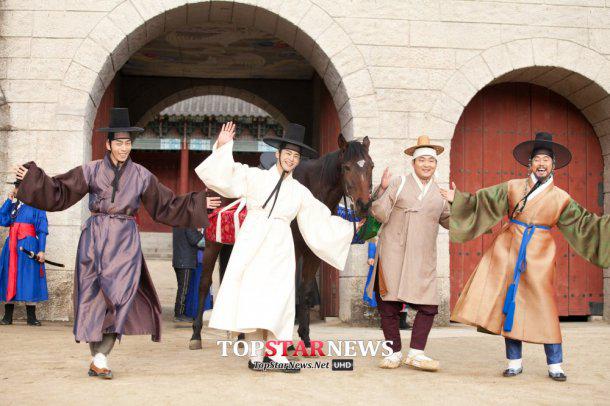WAVEON_Ent's tweet photo. ['왕의 얼굴' 서인국-신성록-이병준-윤봉길, 코믹한 현장컷 공개]http://t.co/CpHrL9Hon2 #이병준 #왕의얼굴 http://t.co/GZEDjmgKr8