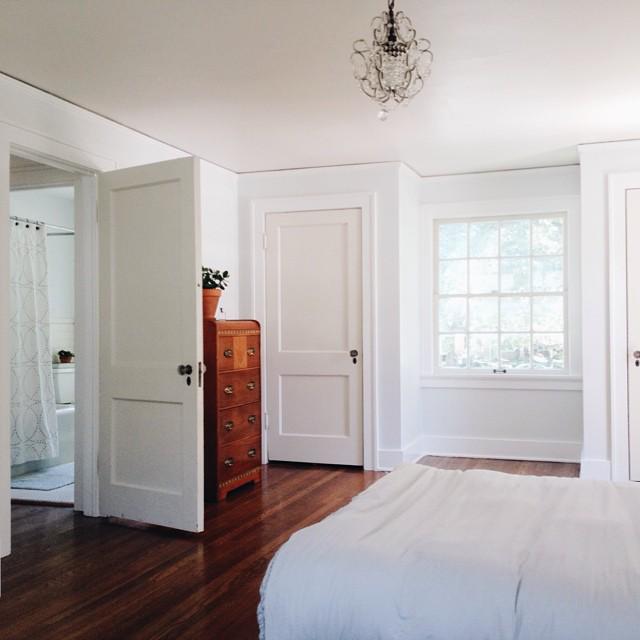Двери в потолок в квартире. Двери в интерьере. Дверь в спальню. Спальня с белой дверью. Белые межкомнатные двери в интерьере.