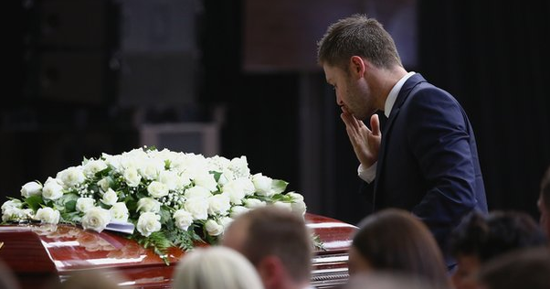 BBCSport's tweet photo. Australia's Michael Clarke broke down in tears as he paid tribute to Phillip Hughes: http://t.co/YRgbEzjeoF #63notout http://t.co/xNs8La2Dhi