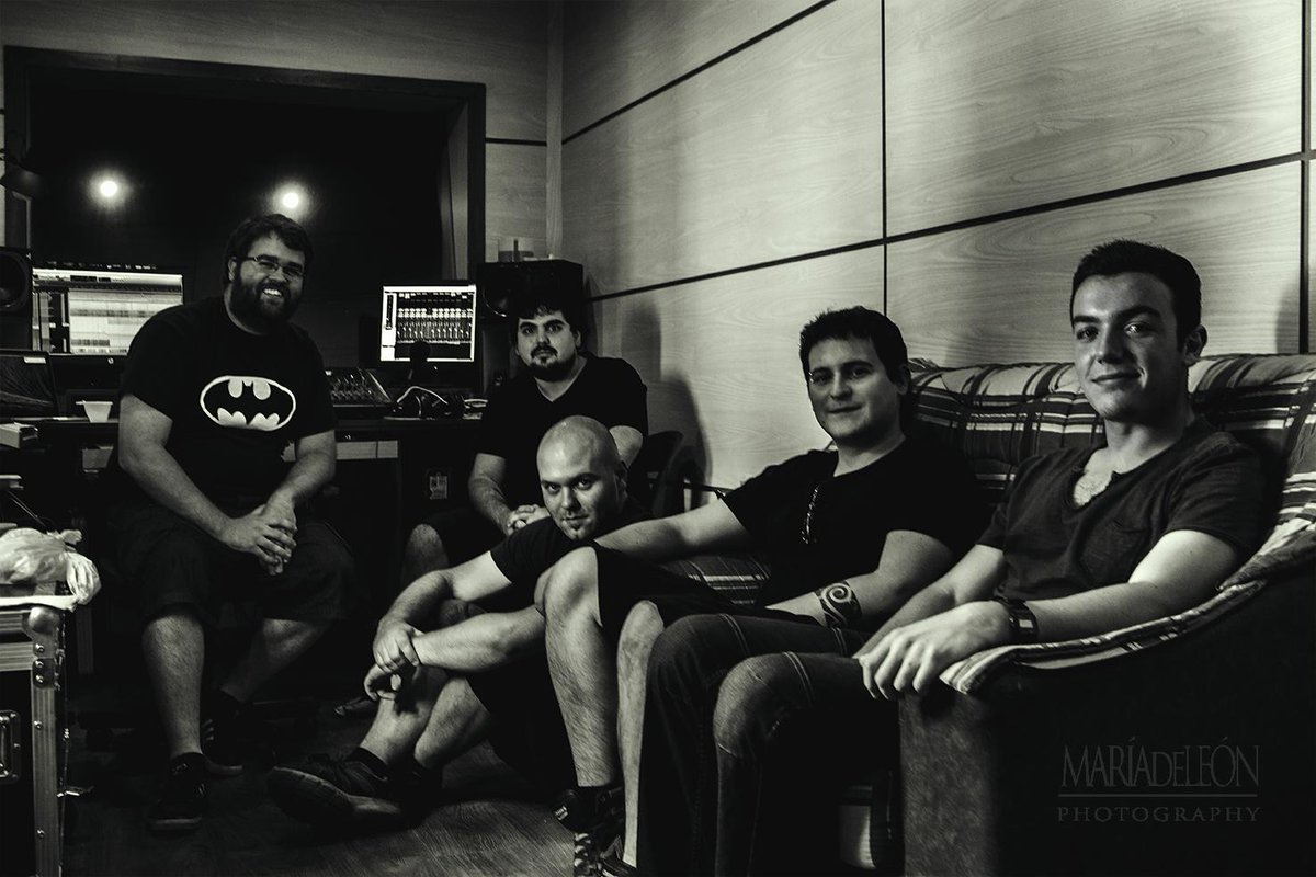 Foto con <a href="/EnTrauma/">En Trauma</a> en el estudio, al término de su disco "El Último Acto", por @mery_gdeleon