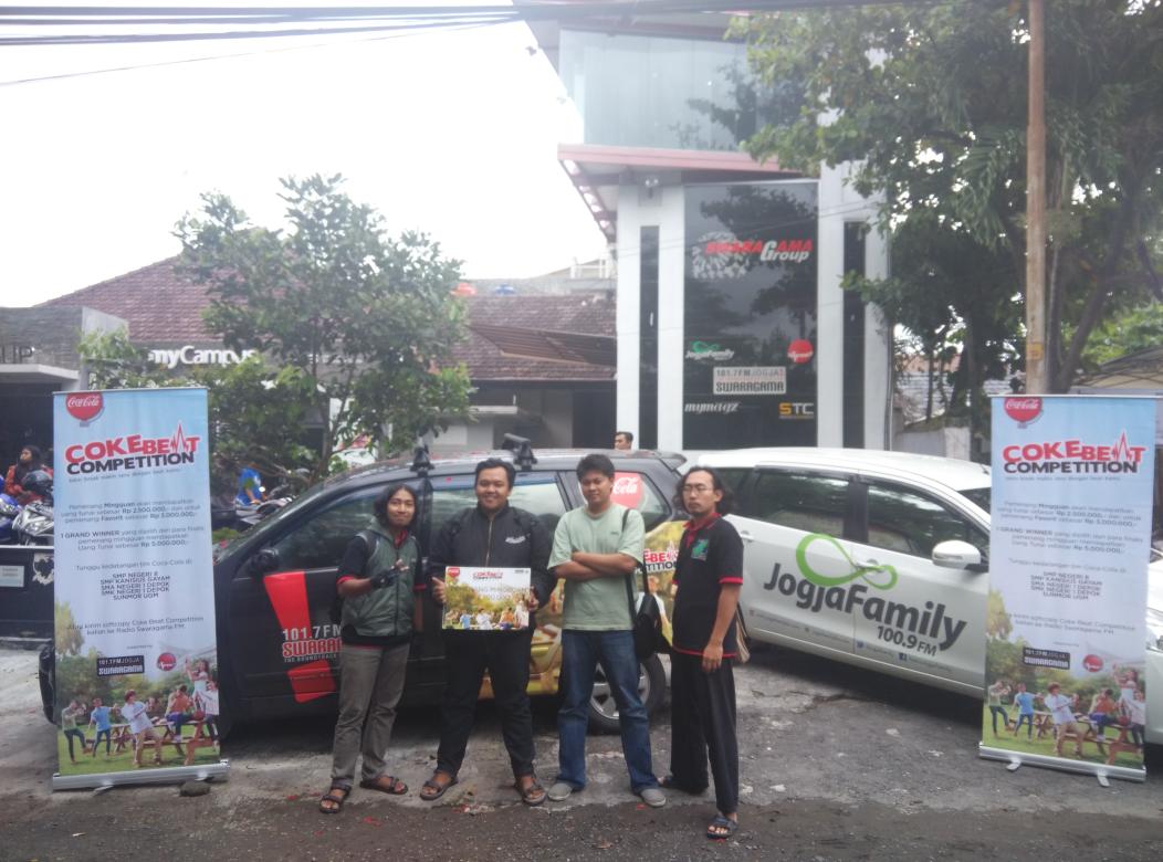 swaragamafm's tweet photo. Pemenang mingguan #CokeBeatCompetition yang mendapatkan uang tunai Rp 2.500.000 nih! Selamat ya @LoeQmanSeno dkk http://t.co/cXtwyi2k0B