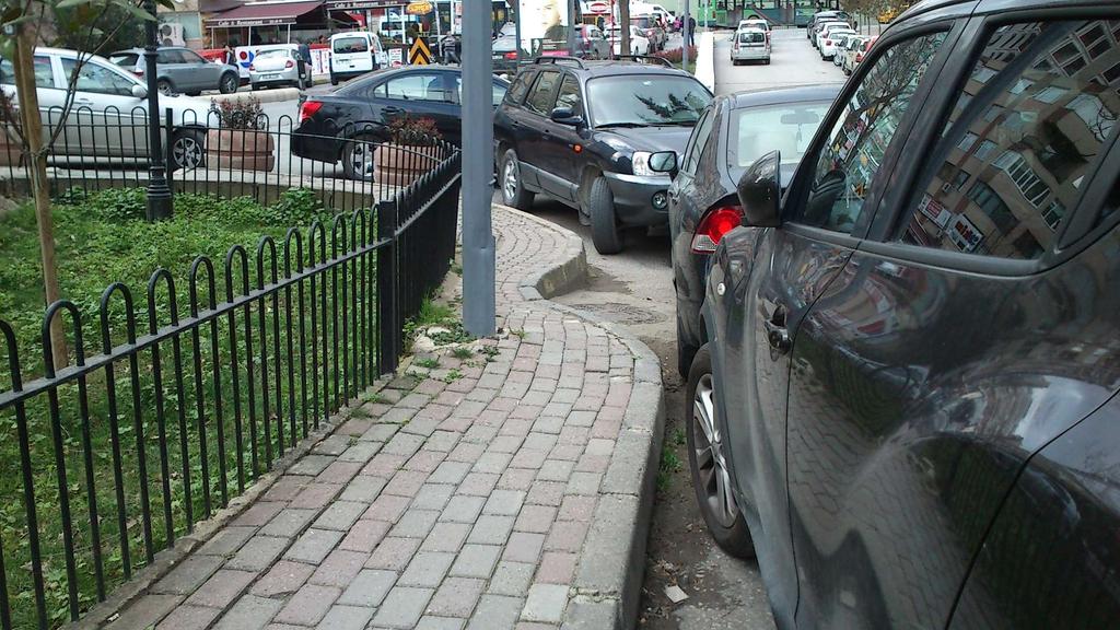 timur_harzadinn's tweet photo. Engellilere engel olmasın yolların Istanbul. #3aralikdunyaengellilergunu http://t.co/WLS4PXxOE5