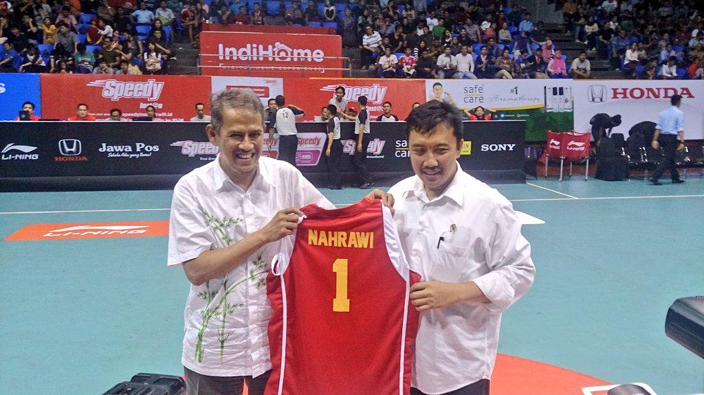 nblindonesia's tweet photo. Penyerahan Jersey Timnas Indonesia oleh Ketua Perbasi Anggito Abimanyu kpd Menteri Pemuda&amp;Olahraga RI @imam_nahrawi http://t.co/IUKKH4nBvV