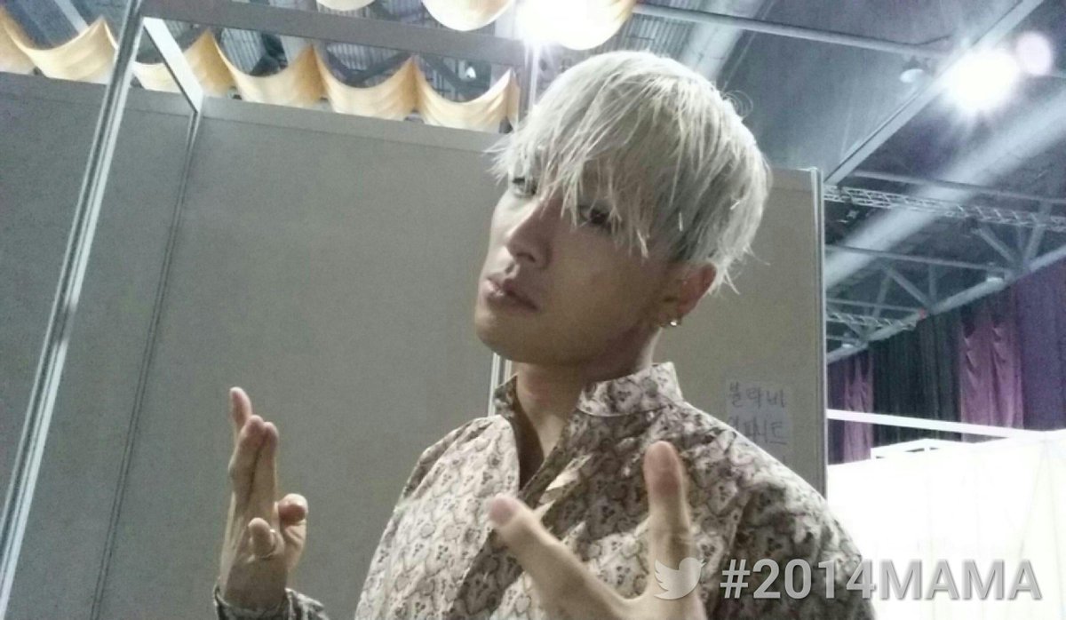 MnetMAMA's tweet photo. Want to see the backstage?! #TAEYANG  #수상기념 #태양  #2014MAMA #MAMAbackstage @TwitterMirror #2014MAMA http://t.co/xxbQR1WM8T