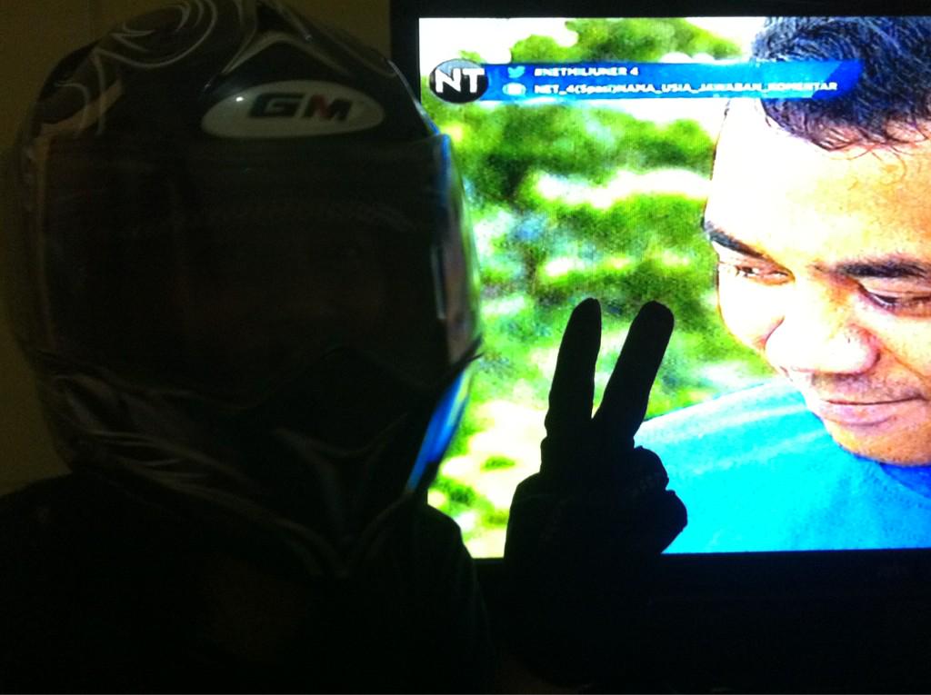 diandraandra's tweet photo. Pake helm dulu biar gak ketilang mas bro,mba sist @86netmedia @netmediatama clue : NT #NETMiliuner_4 http://t.co/fCIDXNJC1x