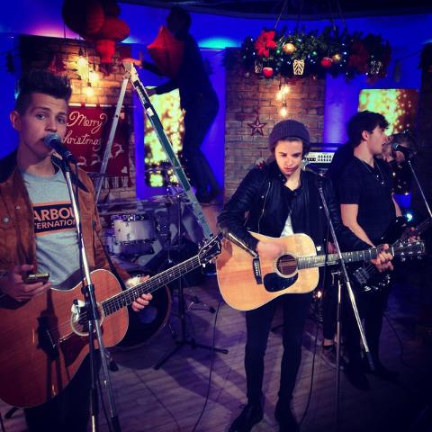 TheVampsToSpain's tweet photo. The Vamps esta mañana en @itvthismorning! - 3/12/14 http://t.co/qegk84AUFS