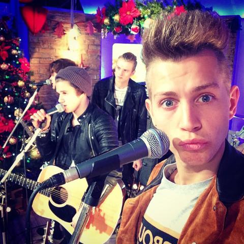 TheVampsToSpain's tweet photo. The Vamps esta mañana en @itvthismorning! - 3/12/14 http://t.co/qegk84AUFS