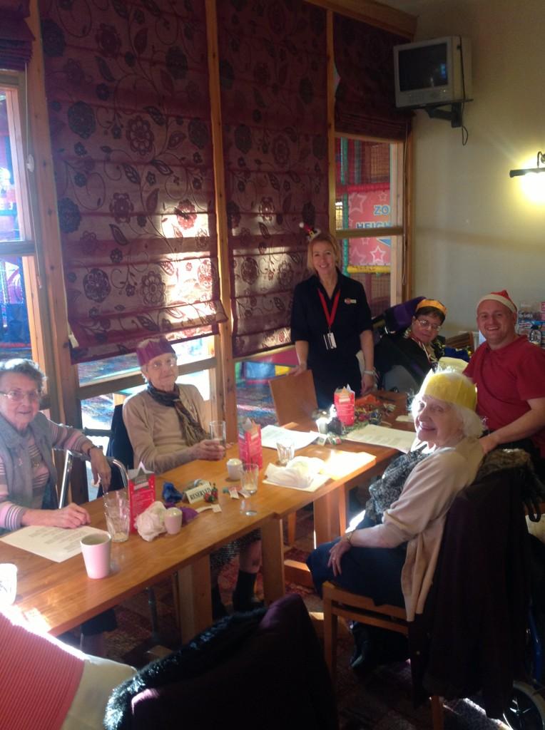 OakenhurstF's tweet photo. Emma with her regular festive that come every year!!! @BfNorthEngland @TizLouise http://t.co/cvNnJgUM8Y