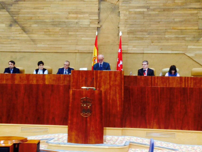 PlenaMadrid's tweet photo. Comienza Diputados por un Dia en Asamblea Madrid. Presidente da bienvenida autogestores @FEAPSMadrid http://t.co/1UFglUxCTQ