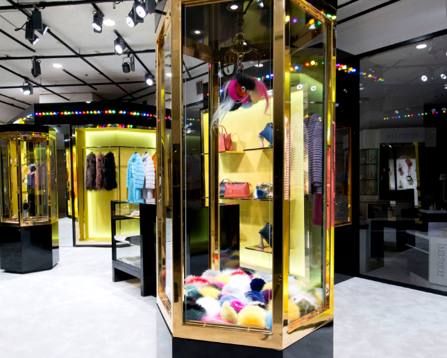 FENDI_JAPAN's tweet photo. 本日スタート!「フェンディ ファン」大阪。12月9日(火)まで、阪急うめだ本店にて。ラグジュアリーなクレーンゲームやネオンなど、楽しい仕掛けがいっぱいです。 #fendifun http://t.co/INJa3wBCt8 http://t.co/FAxMZDAlzv