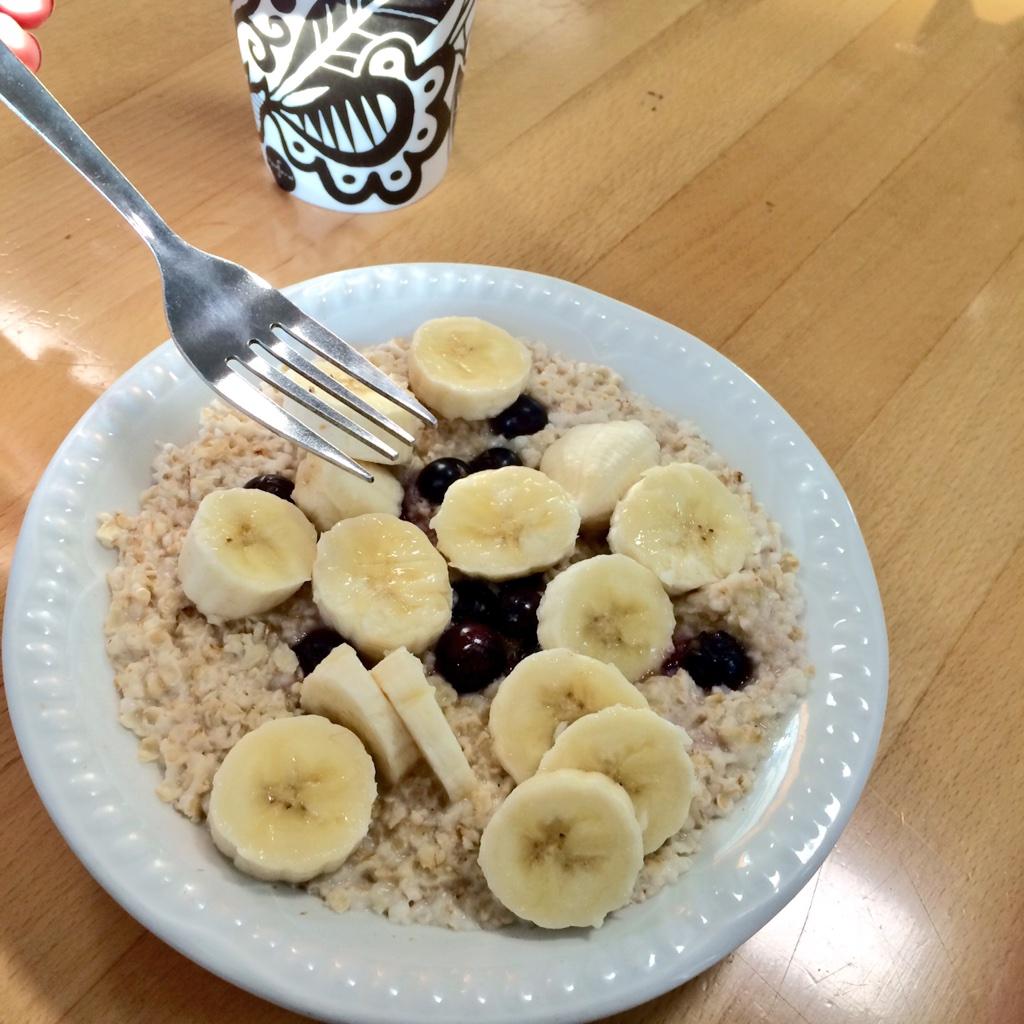 AnnaPykett's tweet image. The joys of early shifts, porridge with a fork this morning #breakfastinstyle 🍌🍒