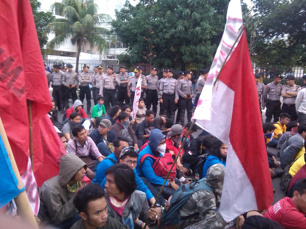 AMI_Mahasiswa's tweet photo. Dikelilingi polisi. Kawan-kawan AMI tetap berada di jalanan. http://t.co/DzMktOfnxd