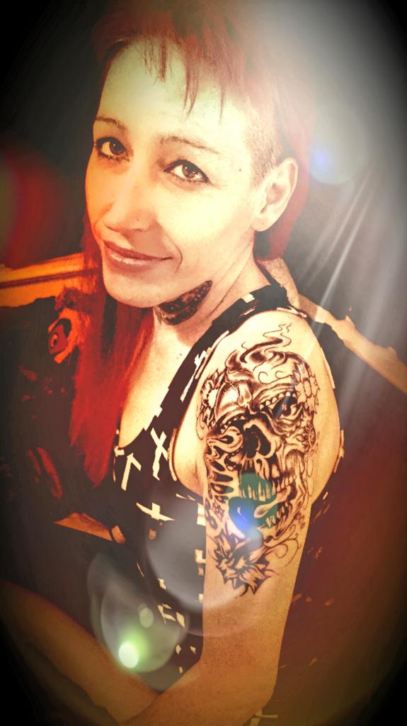 Grimmthoughts's tweet photo. Lovin my new "punkish" hairdo too! Hehe 😎💋👅👿👅💋😎#TattooedChics #TooCool4Scool http://t.co/sex94MIVrn