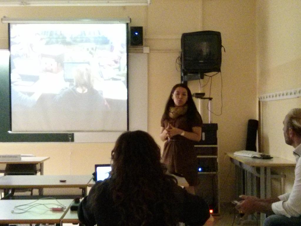 enricdevic's tweet photo. Sessió sobre la co-creació de jocs seriosos per a ensenyament amb @ruthsofhia #IWHE @UVic_EPS @uvic_news #Multimèdia http://t.co/8bl2b6mwY0