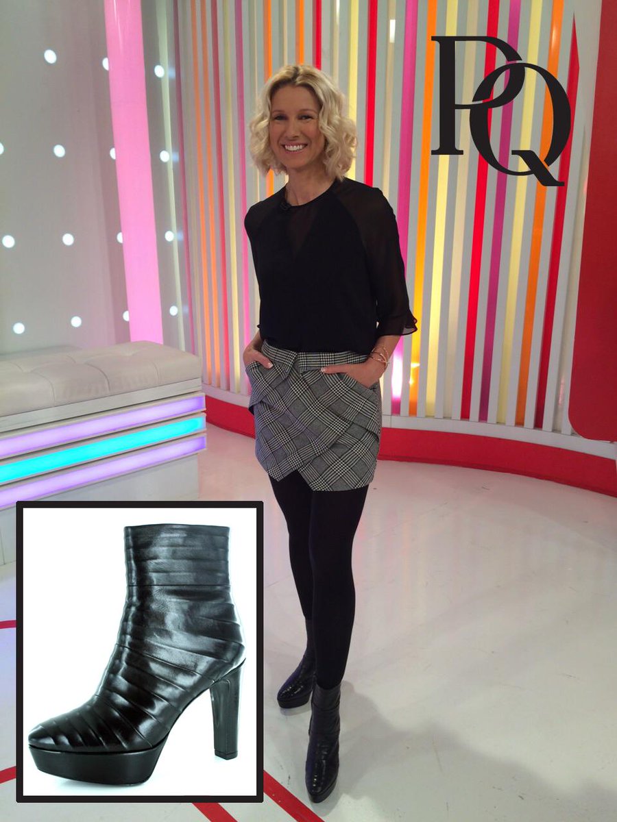 Ayer <a href="/anneigartiburu_/">Anne Igartiburu</a> con botines negros <a href="/PonsQuintana/">Pons Quintana</a>