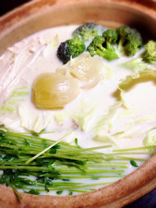 夕飯は豆乳鍋にしたよ( &acute; ▽ ` )ﾉ いつものスープに、にんにく、生姜、すりゴマ、お味噌を入れたら、コクが出て美味しかったから、今度からこのレシピで作ろう♡ 母も大絶賛でスープ飲み干してくれたから、もう一回スープ作り直してる。笑