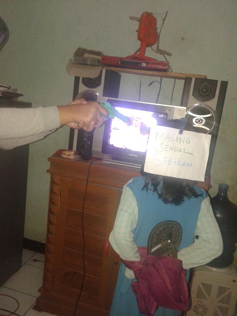 affxtion_nitae's tweet photo. #NETMILIUNER_4 clue NT
#SIAP86 
Ada anak maling sendal, saya siap tangkap pak !
@netmediatama http://t.co/MU65ZCnaP2