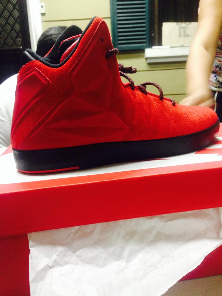 isuypusuy's tweet photo. Early xmas gift from ate @sleepycaryn thankyou #nike #LBJ11 http://t.co/xg6BZ1JTfi