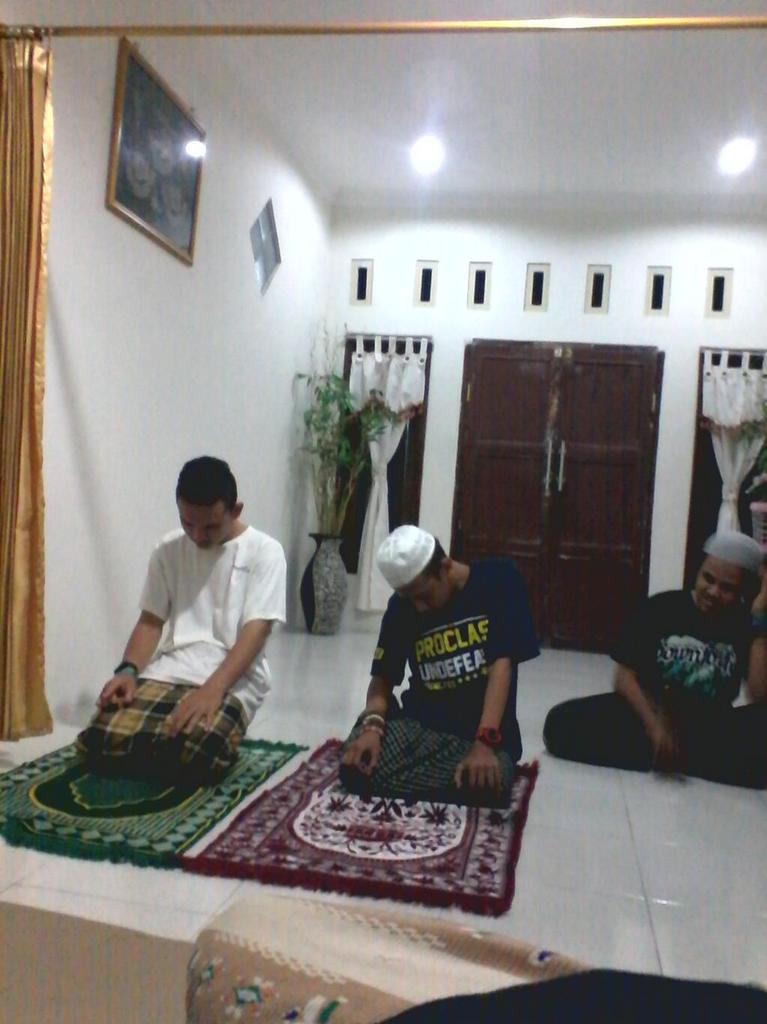 Masganiii's tweet photo. Lagi ngestalk ketemu ginian. Kangen bloro kita mas:') @imamfrmsyh @alvyfachrul @pipenkGRGR @odiedan @raisyarafif http://t.co/OIy7JGlig5