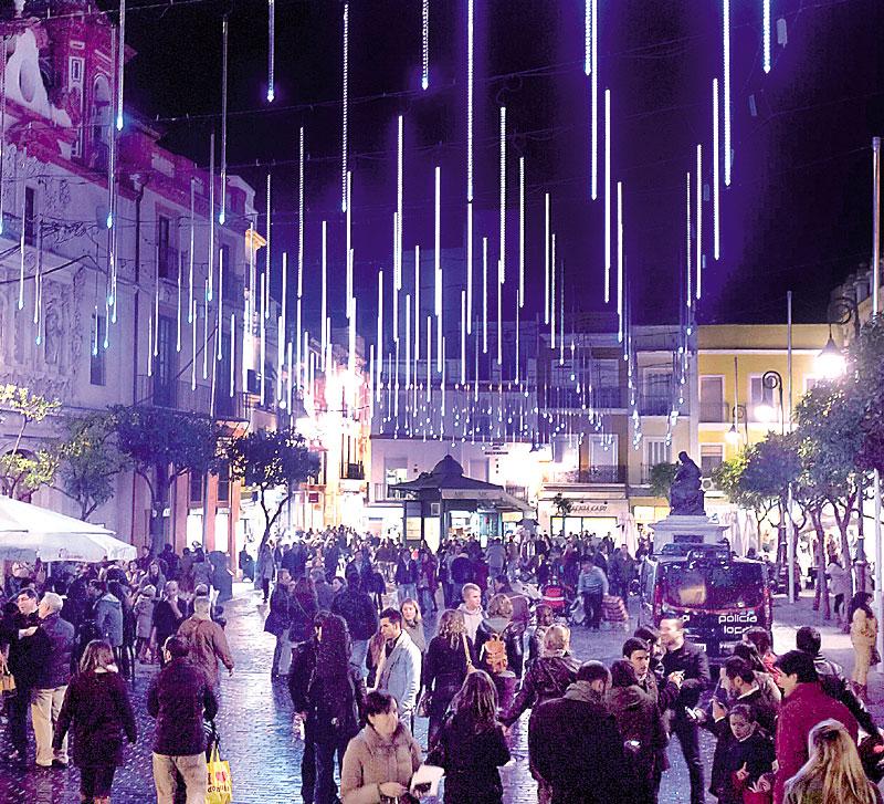 elcorreoweb's tweet photo. #Sevilla tendrá iluminación navideña a partir de mañana http://t.co/OrOuda8plK | @pepegomezpalas http://t.co/NyhNcVUdrk